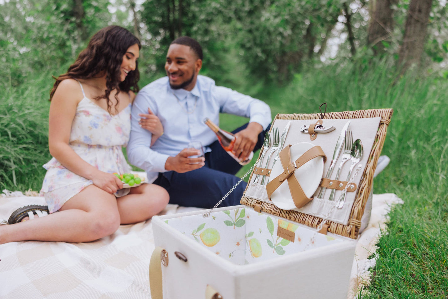 Lemongrove Picnic Basket for 2