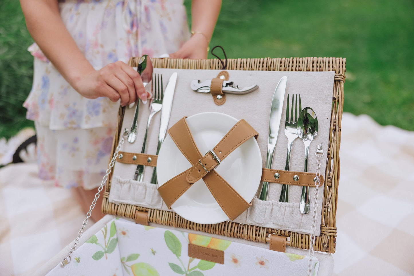 Lemongrove Picnic Basket for 2